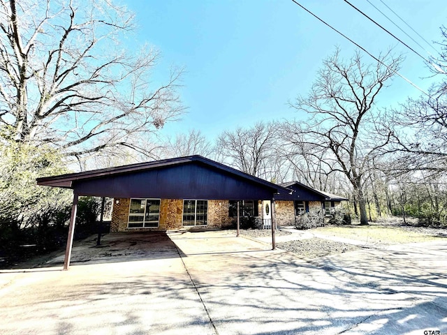 view of front facade featuring concrete driveway