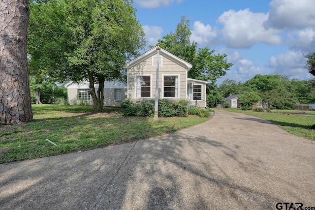 view of front of property with a front yard