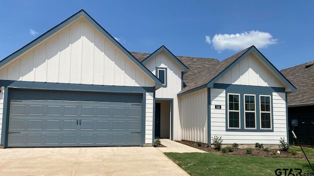 view of front of house featuring a garage and a front yard