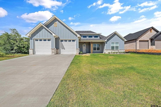 craftsman house featuring a garage and a front lawn