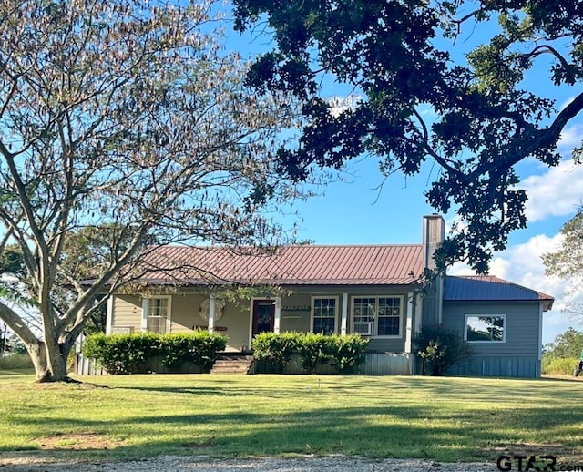 view of front of property with a front yard