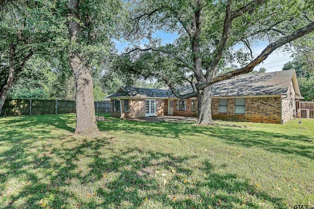 view of yard featuring a patio