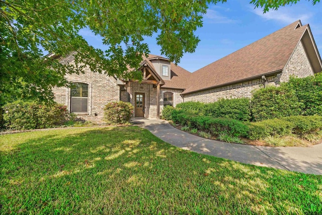 view of front of home featuring a front yard