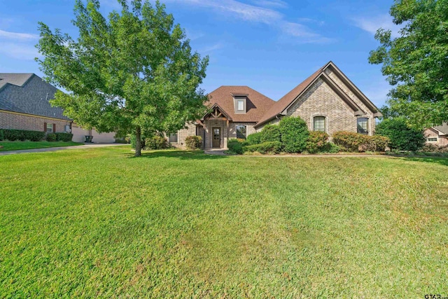 view of front of property featuring a front lawn