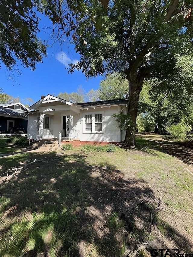 view of front of house with a front yard