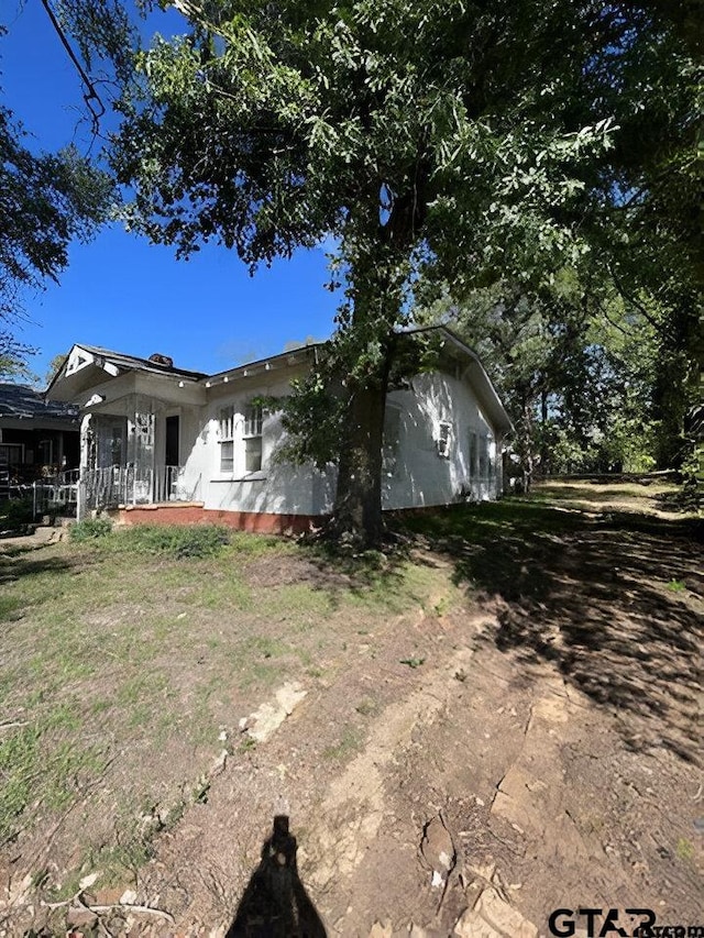 view of front of home with a front lawn