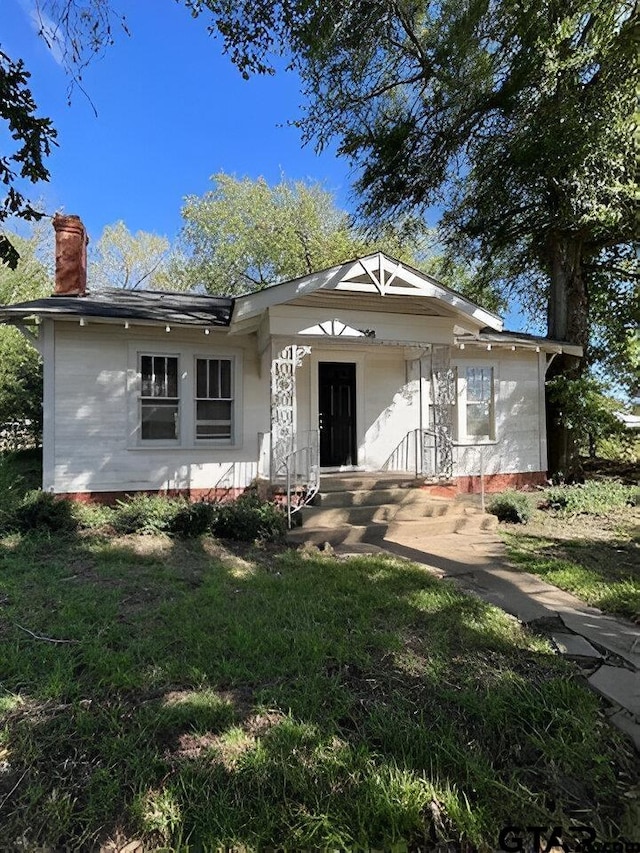 view of front of property featuring a front yard