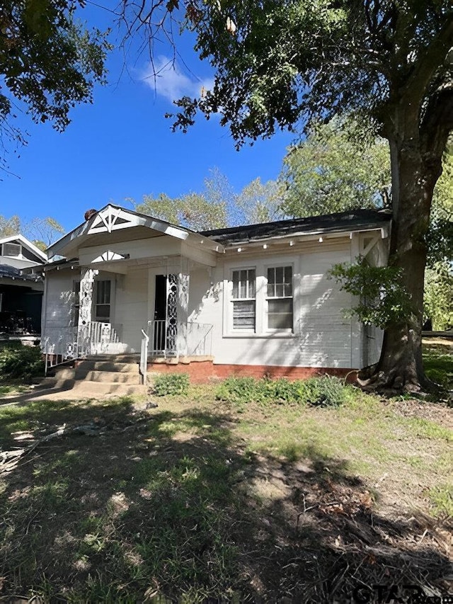 view of front of property featuring a front lawn