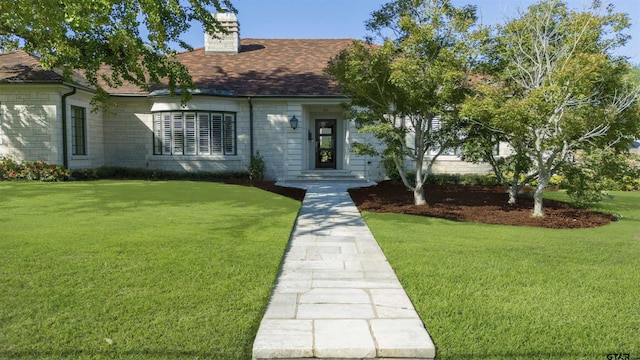 view of front of house featuring a front lawn