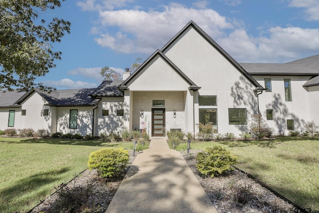 view of front of property featuring a front yard