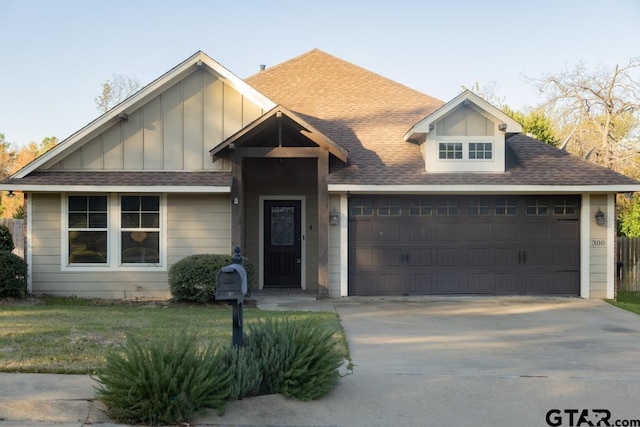 view of front facade featuring a garage