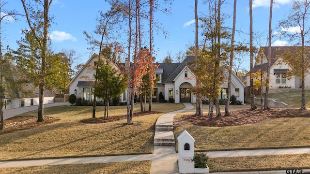 view of front of house featuring a front lawn