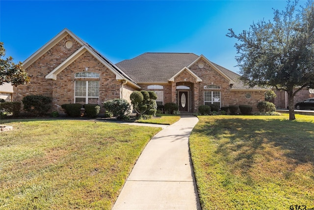 view of front of property featuring a front lawn