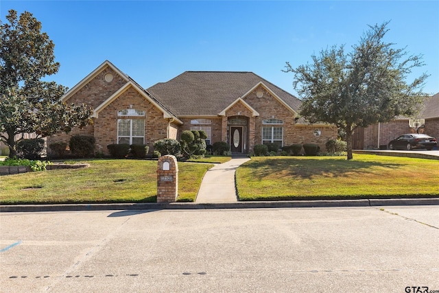 view of front facade featuring a front yard