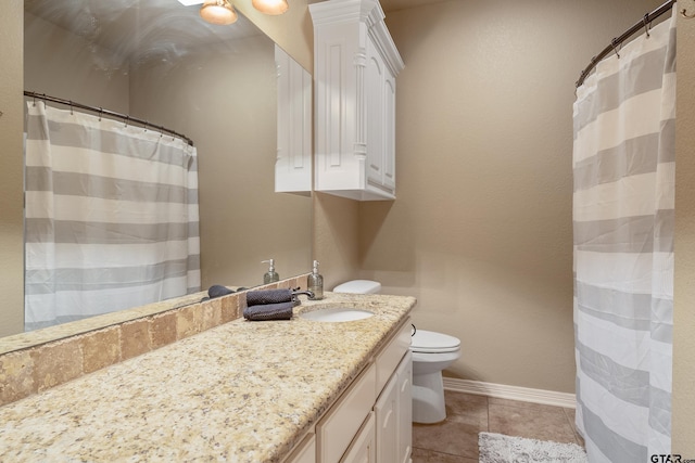 full bathroom featuring a shower with shower curtain, toilet, vanity, baseboards, and tile patterned floors