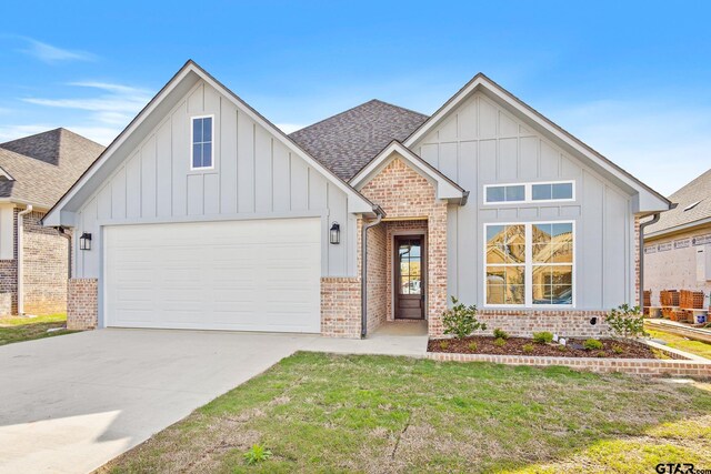 view of front facade featuring a garage and a front yard