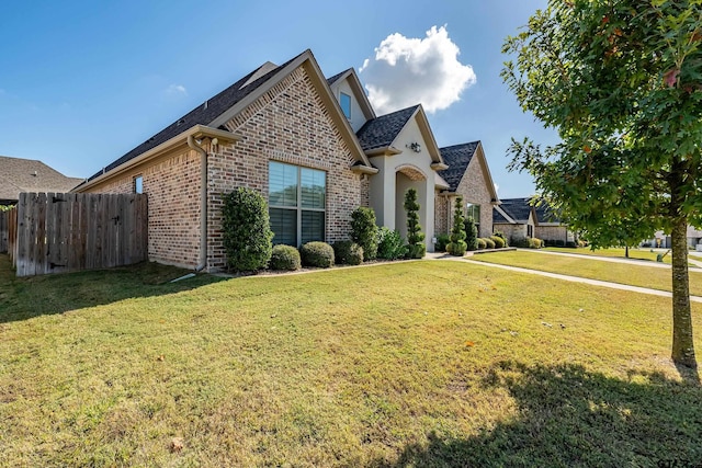 view of front of property featuring a front yard