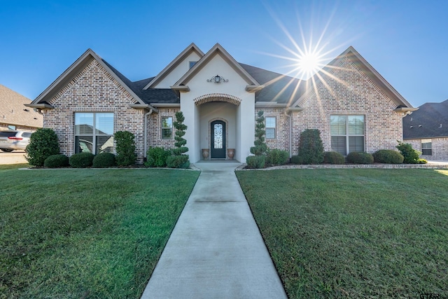 view of front of house featuring a front lawn