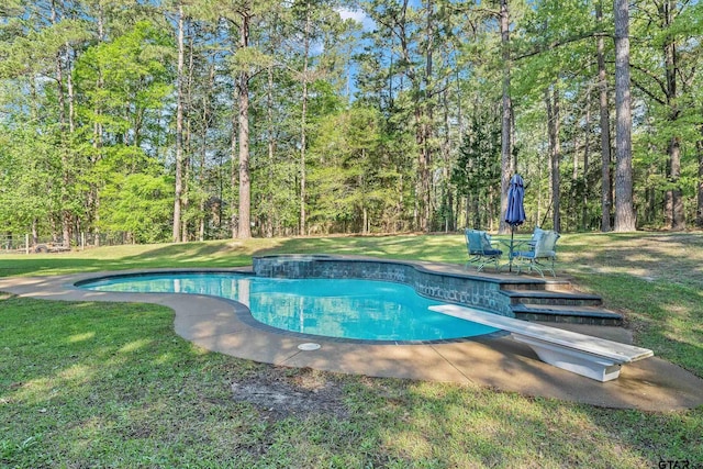 18050 Deer Trl, Flint, TX 75762 - view of swimming pool featuring a diving board, a forest view, a pool with connected hot tub, and a lawn