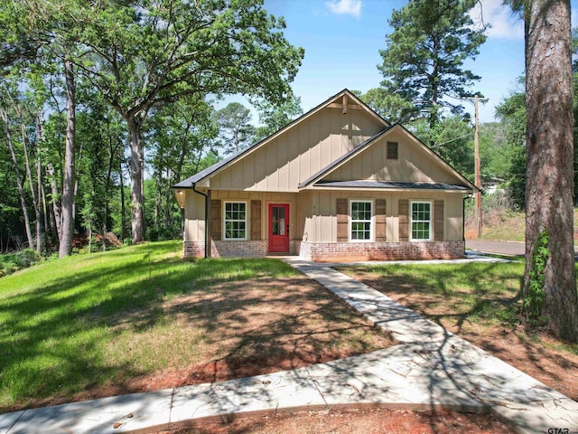 view of front facade with a front yard