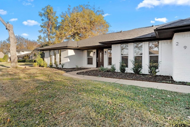 view of front facade featuring a front yard