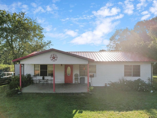 single story home with a front lawn