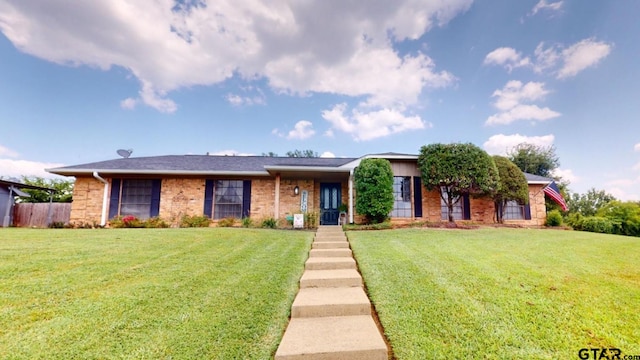 view of front of property featuring a front yard