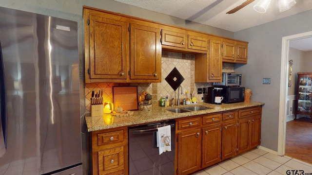 kitchen with stainless steel appliances, ceiling fan, sink, and backsplash