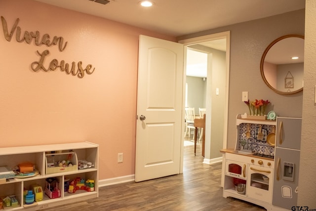 playroom featuring visible vents, recessed lighting, baseboards, and wood finished floors