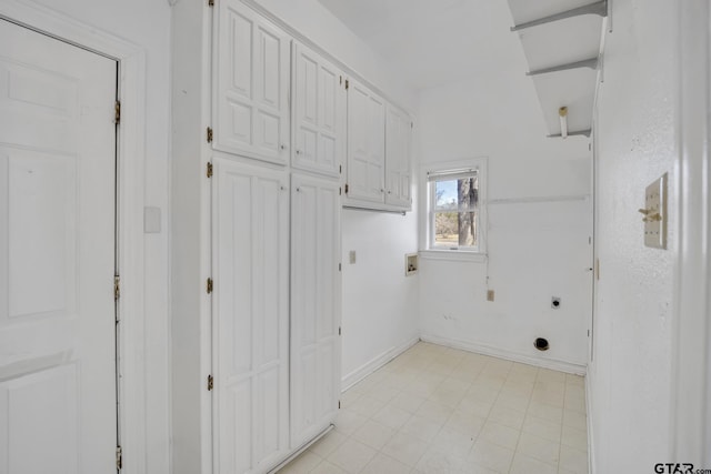 laundry room featuring cabinet space, baseboards, and electric dryer hookup