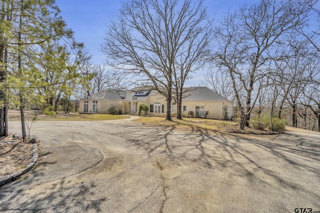 view of front of property with driveway