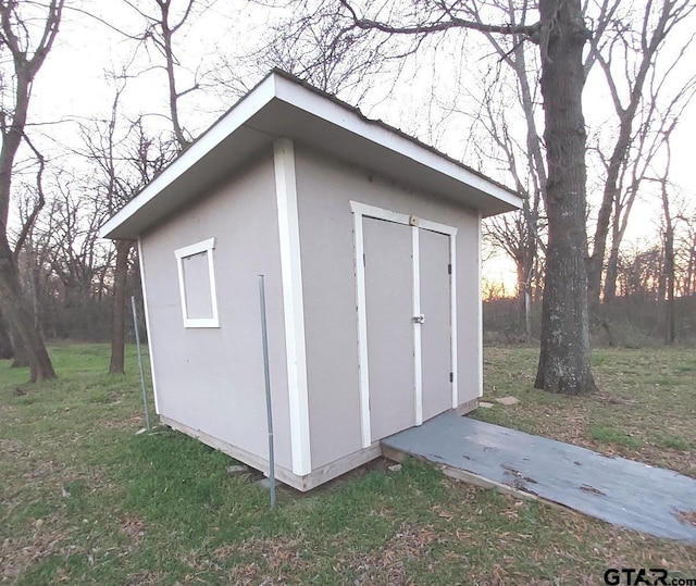 view of outbuilding featuring a yard