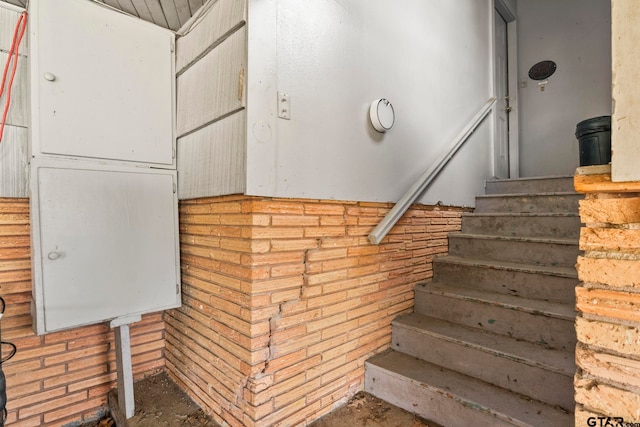 staircase featuring concrete floors