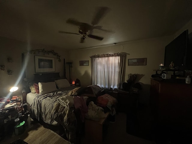 bedroom with ceiling fan