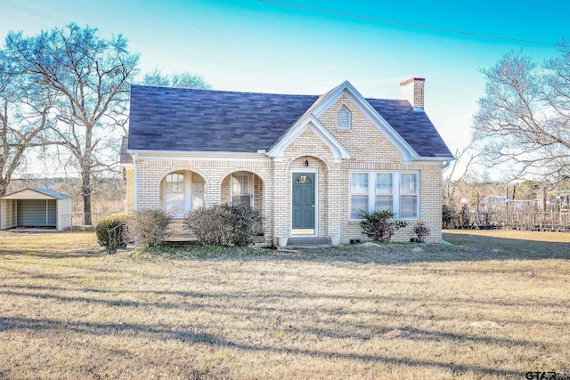 view of front facade featuring a front lawn