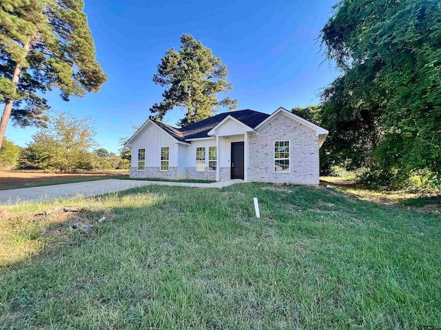 view of front facade with a front yard