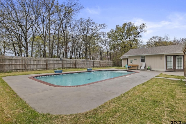 view of pool featuring a lawn, a patio area, and a jacuzzi