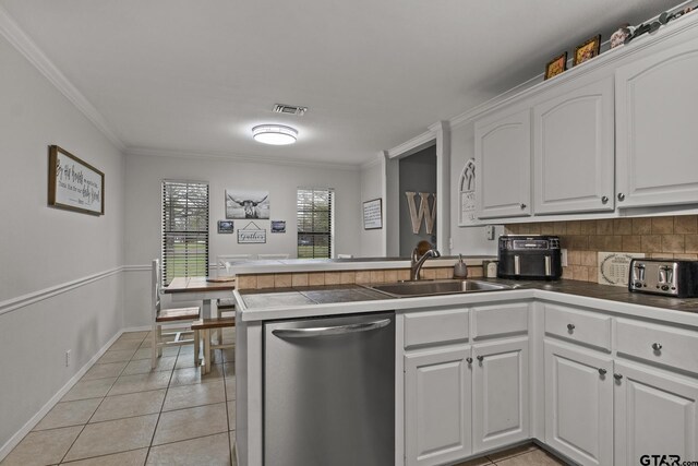 washroom featuring washing machine and dryer, light tile patterned floors, sink, and electric panel