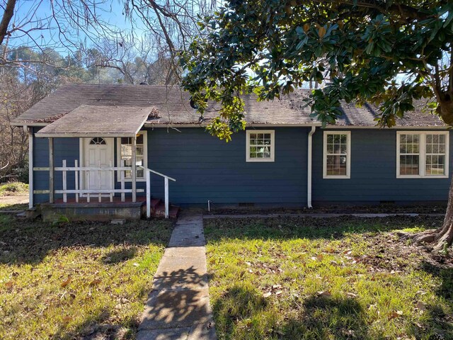 view of front facade with a front lawn