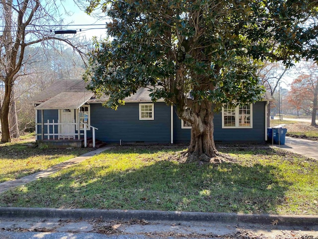 view of front of property with a front lawn