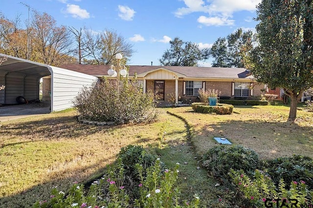 view of front of property featuring a carport and a front yard