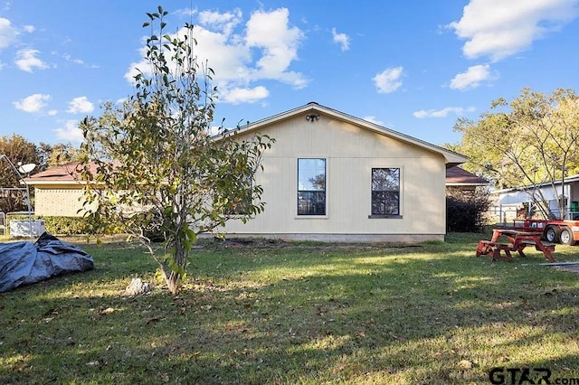 view of side of property featuring a lawn