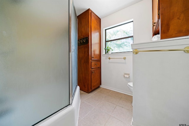 bathroom featuring toilet and enclosed tub / shower combo