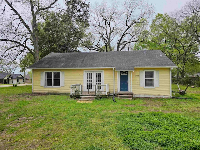 view of front of house with a front lawn