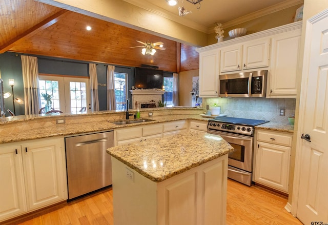 8416 Crooked Trl, Tyler, TX 75703 - kitchen with appliances with stainless steel finishes, light wood-style flooring, tasteful backsplash, ceiling fan, and plenty of natural light