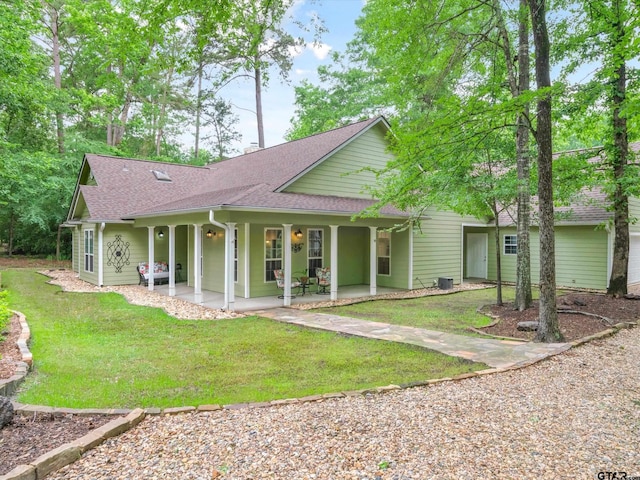 121 Rolling Rdg, Holly Lake Ranch, TX 75765 - ranch-style home featuring covered porch, a front yard, and roof with shingles