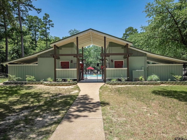 121 Rolling Rdg, Holly Lake Ranch, TX 75765 - mid-century inspired home featuring a gate and a front yard