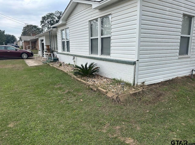 view of side of property featuring a lawn