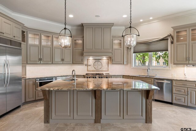 5581 Nancy Cir, Chandler, TX 75758 - kitchen featuring stainless steel appliances, a sink, gray cabinets, a kitchen island with sink, and backsplash