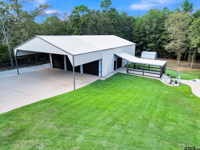 view of front of house featuring a garage, a front yard, and a carport